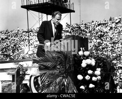Évangéliste Billy Graham, prêcher à une foule à la croisade de Chicago Renaissance.17 juin 1962. Chicago, Illinois. Avec la permission de : CSU Banque D'Images