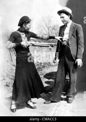 Bonnie Parker et Clyde Barrow, 1933. Avec la permission de la CSU : Archives / Everett Collection Banque D'Images