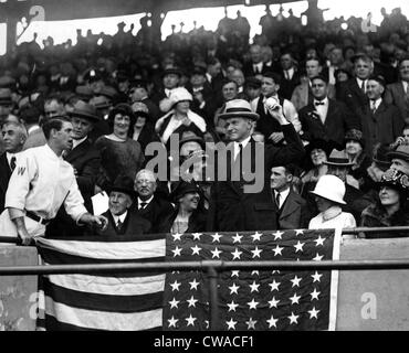 Le président Calvin Coolidge emplacements la première balle pour lancer la Série mondiale 1924 , Washington Sénateurs vs NY Giants, 10/5/24. Banque D'Images