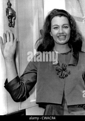 Christine Keeler sourires et des vagues à son domicile après sa sortie de prison. Le 9 juin 1964. Avec la permission de la CSU : Archives / Everett Banque D'Images