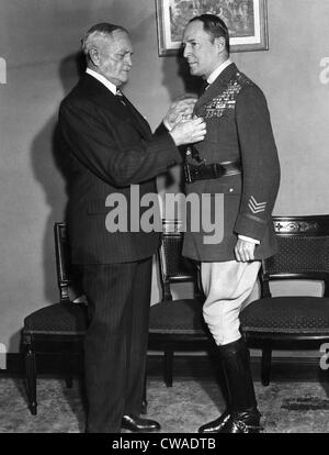 Officier de l'armée américaine le Général John J. Pershing, (1860-1948), présentant une médaille au commandant en chef le général Douglas Banque D'Images