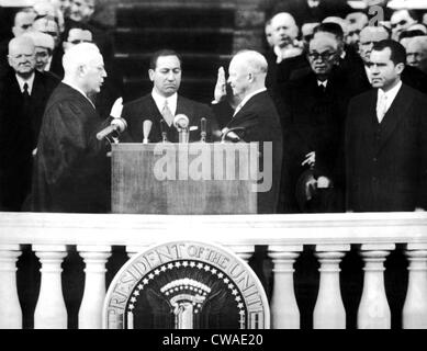 Le président Dwight D. Eisenhower (3e de gauche), de prêter serment pour son deuxième mandat ; juge en chef Earl Warren (à gauche), John T. Fey Banque D'Images