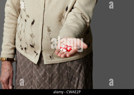 Senior woman holding gélules Banque D'Images