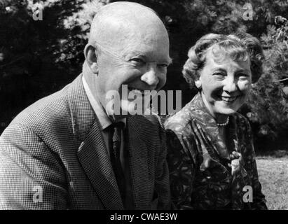 Le président Dwight D. Eisenhower et sa femme, Mamie Eisenhower sur son 72e anniversaire en Gettsburg, New York, 14 octobre 1963. Banque D'Images