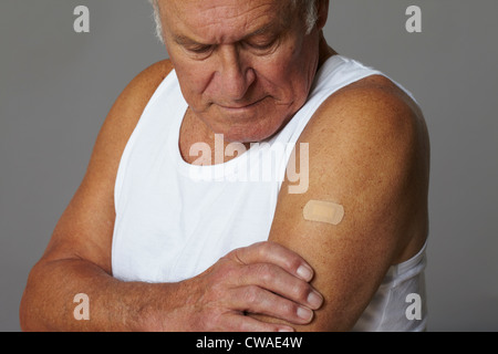 Man avec du plâtre sur bras Banque D'Images