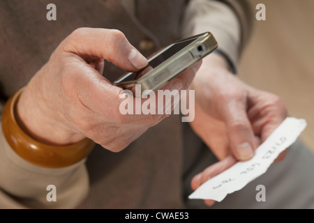 Senior woman using smartphone Banque D'Images