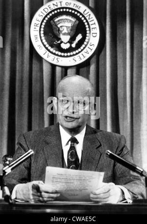 Le président Dwight D. Eisenhower dans la salle de diffusion de la Maison Blanche. Le 24 janvier 1955. Avec la permission de : Archives CSU/Everett Banque D'Images