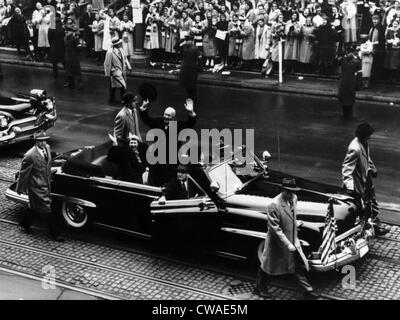 Le président Dwight D. Eisenhower (c) et son épouse à la foule d'onde à partir de leur voiture, il monte la 15th Street en route vers le blanc Banque D'Images