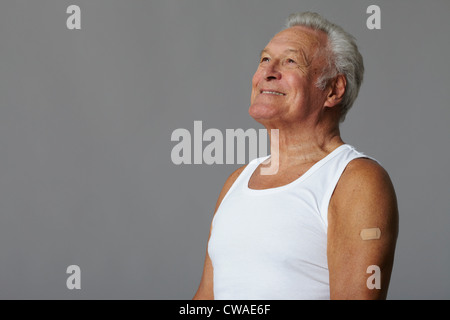 Man avec du plâtre sur bras Banque D'Images