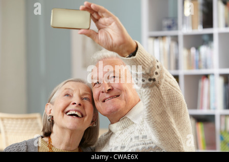 Couple using camera phone Banque D'Images