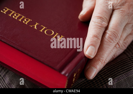 Senior woman holding bible Banque D'Images