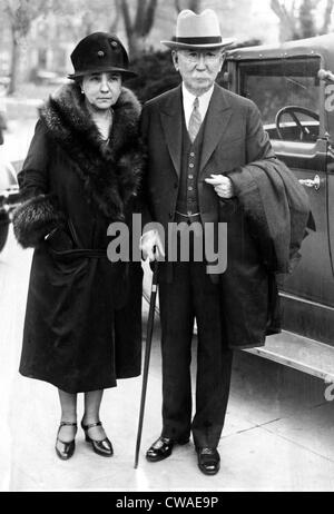 M. et Mme Edward L. Doheny, magnat du pétrole et d'affaires, laissant une audience de Washington, après avoir affronté des accusations de corruption, Mars Banque D'Images