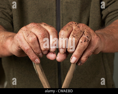 Man with hands on poignée en bois Banque D'Images