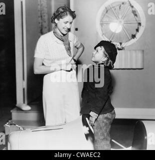 Clare Boothe Luce (1903-1987) et Shirley Temple (b. 1928), sur l'ensemble de film avec voiture miniature, Hollywood, 1936. Banque D'Images