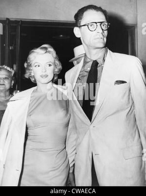 Marilyn Monroe et son nouveau mari, le dramaturge Arthur Miller quitter son New York pour Londres en 1956, pour son film pour le prince Banque D'Images