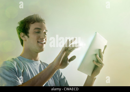 Young man using digital tablet avec lumières Banque D'Images