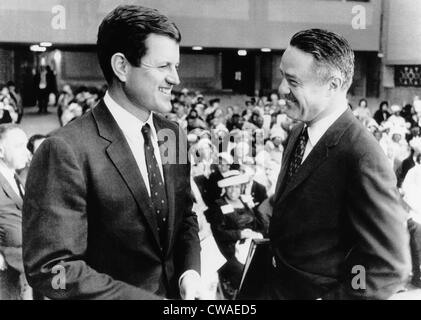 De gauche, le sénateur Edward Kennedy, et son beau-frère, Sargent Shriver, au Comité sénatorial sur le vieillissement, Washington, le 2 juin Banque D'Images