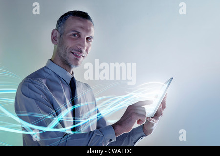 Businessman using digital tablet avec lumières Banque D'Images