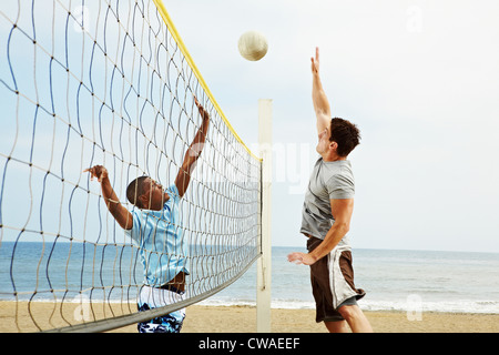 Deux jeunes hommes à jouer au volleyball de plage Banque D'Images