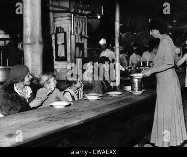 Avenir de la Première Dame Eleanor Roosevelt (debout, à droite), servant des repas pour les femmes sans emploi dans un restaurant à New York, Décembre Banque D'Images