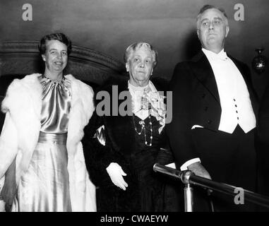 La Première Dame Eleanor Roosevelt (extrême gauche), le président Franklin D. Roosevelt (à droite), et sa mère Sara D. Roosevelt Banque D'Images