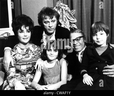 Elizabeth Taylor, Richard Burton, Liza Todd sur l'ensemble des bonbons, 1968. Avec la permission de la CSU : Archives / Everett Collection Banque D'Images