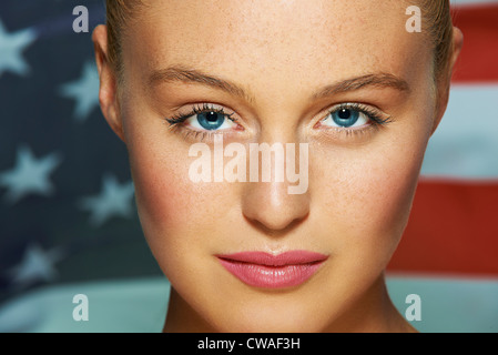 Jeune femme en face de USA flag Banque D'Images