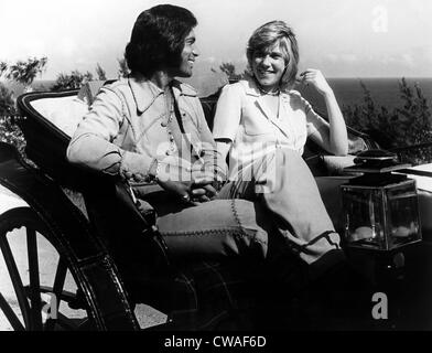 Englebert Humperdinck et Ann Murray faites un tour dans un vieux buggy dans les Bermudes. ca. 1974. Avec la permission de : CSU Banque D'Images