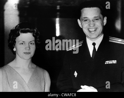 Eugene Ivanoff, sous l'Attaché naval de l'ambassade soviétique à Londres, avec sa femme à une réception de 1961. Ivanoff avait un Banque D'Images