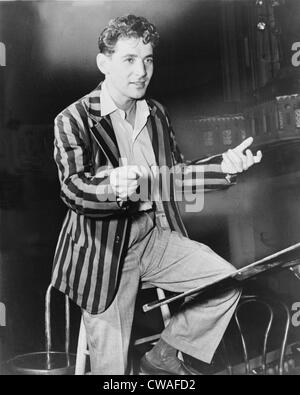 Leonard Bernstein (1918-1990), jeune chef et directeur musical du New York City Symphony en 1945. Banque D'Images