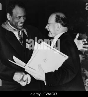 Paul Robeson (1898-1976), les danses une liberté danse avec un groupe culturel africain au cours de sa visite l'Allemagne de l'Est communiste Banque D'Images