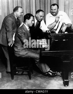 Le compositeur George Gershwin au piano, ca. L'année 1930. Avec la permission de : Archives CSU/Everett Collection. Banque D'Images