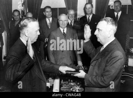 Premier plan : le général George C. Marshall assermenté en tant que le nouveau secrétaire d'État (avec le président Harry Truman de regarder, Banque D'Images