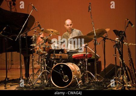 Batteur Asaf Sirkis jouant avec le phare au trio Jazz Festival 2012 Brecon Banque D'Images