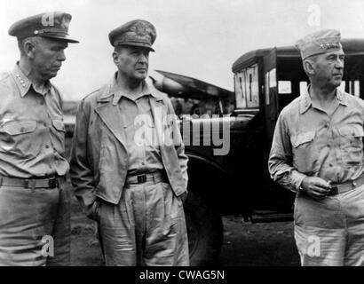 Le général George C. Marshall, lors de l'inspection de la zone du Pacifique Sud-Ouest, en visite dans le domaine de l'administration centrale Les Généraux Douglas MacArthur Banque D'Images