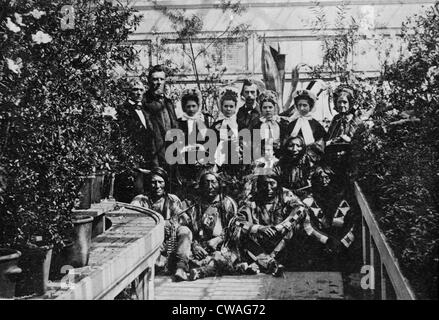 Mary Todd Lincoln (debout à droite) dans une photo de groupe avec une délégation des Indiens des plaines du sud pris à la Maison Blanche Banque D'Images