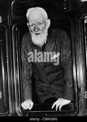 Dramaturge George Bernard Shaw à St Pancras, Londres sur le point de partir pour l'Afrique du Sud. Le 28 mars 1935. Avec courtoisie du CSU : Banque D'Images