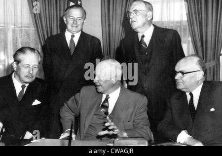 Assis de gauche à droite : le premier ministre britannique Harold MacMillan, le président américain Dwight Eisenhower, le Secrétaire général de l'OTAN, Paul-Henri Spaak Banque D'Images