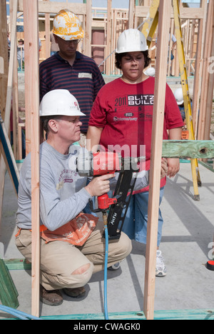 Les employés de l'entreprise donnent de leur temps, aider à construire une maison à prix abordable avec Habitat pour l'humanité à Austin, Texas Banque D'Images