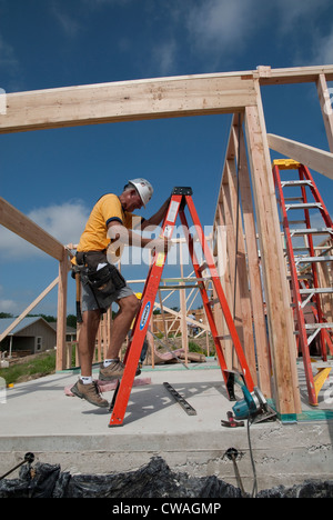 Les employés de l'entreprise donnent de leur temps, aider à construire une maison à prix abordable avec Habitat pour l'humanité à Austin, Texas Banque D'Images