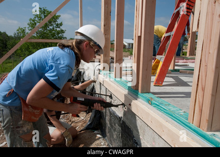 Les employés de l'entreprise donnent de leur temps, aider à construire une maison à prix abordable avec Habitat pour l'humanité à Austin, Texas Banque D'Images