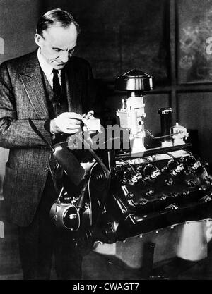 Henry Ford l'inspection de son nouveau 'V-8' moteur. ca. 1932. Avec la permission de : Archives CSU/Everett Collection Banque D'Images