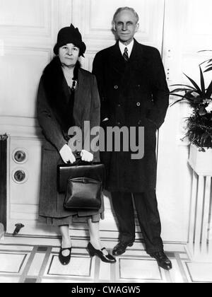 Clara Bryant Ford Henry Ford et arriver à New York sur le S.S. Majestic après une visite en Angleterre. 1928. Avec la permission de : CSU Banque D'Images