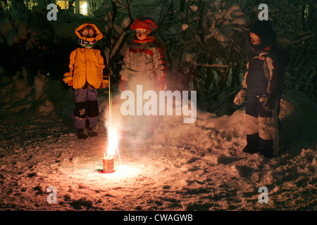 Zingst, les enfants regarder un feu d'artifice Banque D'Images