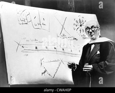 Le Corbusier (1887-1965), au cours d'une conférence de 1961, à l'aide d'esquisses. Le Corbusier a fait partie de la première génération d'architectes Banque D'Images