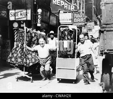 Hommes Vêtements de racks sur occupation trottoir en Garment District, exprimer la vitalité de milieu du 20e siècle, New York. 1955. Banque D'Images