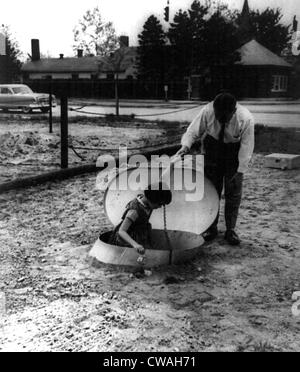 Entrée d'un souterrain refuge des retombées radioactives, à Long Island, New York 1955. Banque D'Images