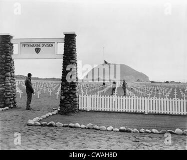 Iwo Jima en avril 1945. Cimetière marin où les Marines américains tués durant la bataille d'Iwo Jima ont été enterrés. Drapeau américain à Banque D'Images