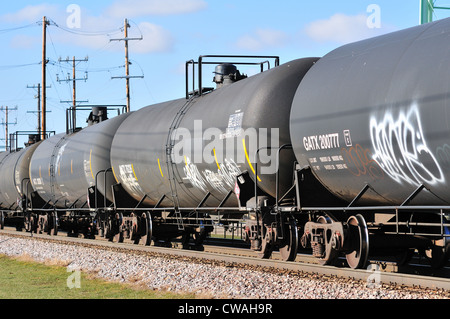 Bartlett, Illinois, USA. Freight train composé de wagons-citernes vers l'est jusqu'à Chicago. Banque D'Images