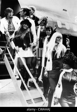 Roman Polanski, Hugh Hefner, Barbi Benton et un groupe de lapins Playboy en arrivant à Paris, France, août 1970. Avec la permission de Banque D'Images